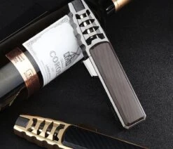 Merkloos Turbo Jetflame Aansteker - Gasbrander - Vuurwerk Torch - Crème Brûlée Brander - BBQ En Sigaren Aansteker - Windproof - Carbon Met Goudkleurige Metalen Behuizing -Keuken Accessoires Verkoop 1200x1028 1