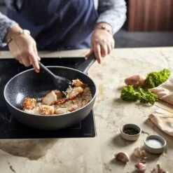 Demeyere Alu Classico 3 Wokpan – Inductie – Ceraforce Keramische Antikleeflaag – 28 Cm – PTFE En PFAS Vrij -Keuken Accessoires Verkoop 1200x1200 388