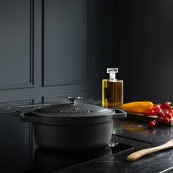 Gietijzeren Braadpan - Sudderpan Zwart Van Daumonet - Ovaal - Ø 29 Cm - 3 Liter - 100% PFAS & PFOA Vrij - Emaille - Geschikt Voor Alle Warmtebronnen - Elektrisch - Gas - Halogeen - Inductie - Keramisch - Vaatwasserbestendig -Keuken Accessoires Verkoop 1200x1200 437