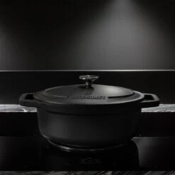 Gietijzeren Braadpan - Sudderpan Zwart Van Daumonet - Ovaal - Ø 29 Cm - 3 Liter - 100% PFAS & PFOA Vrij - Emaille - Geschikt Voor Alle Warmtebronnen - Elektrisch - Gas - Halogeen - Inductie - Keramisch - Vaatwasserbestendig -Keuken Accessoires Verkoop 1200x1200 438