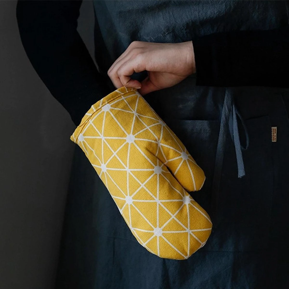 Ovenwanten Van Sophie Nordinn® - Ovenhandschoenen Lund (Artistiek Zwart) - Ovenwanten 2 Stuks - Katoen 6 Ovenwanten Van Sophie Nordinn® - Ovenhandschoenen Lund (Artistiek Zwart) - Ovenwanten 2 Stuks - Katoen - Afbeelding 4