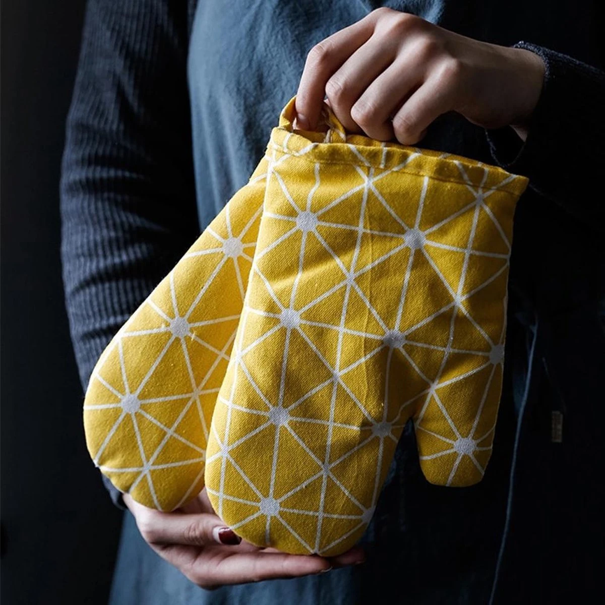 Ovenwanten Van Sophie Nordinn® - Ovenhandschoenen Lund (Artistiek Zwart) - Ovenwanten 2 Stuks - Katoen 7 Ovenwanten Van Sophie Nordinn® - Ovenhandschoenen Lund (Artistiek Zwart) - Ovenwanten 2 Stuks - Katoen - Afbeelding 5