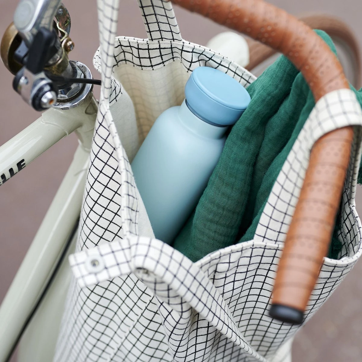 Mepal – Isoleerfles Ellipse 900 Ml – Houdt Je Drankje 12 Uur Warm En 24 Uur Koud – Natural Brushed – Geschikt Voor Bruiswater – Thermosfles – Lekdicht 7 Mepal – Isoleerfles Ellipse 900 Ml – Houdt Je Drankje 12 Uur Warm En 24 Uur Koud – Natural Brushed – Geschikt Voor Bruiswater – Thermosfles – Lekdicht - Afbeelding 5