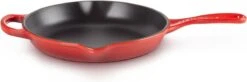 Le Creuset - Gietijzeren Ronde Skillet In Kersenrood 23cm -Keuken Accessoires Verkoop 1200x397