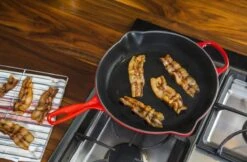 Le Creuset - Gietijzeren Ronde Skillet In Kersenrood 23cm -Keuken Accessoires Verkoop 1200x787