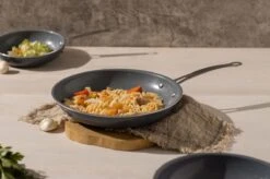 Swiss Pro+ - Koekenpannenset - 3 Delig - Keramisch - Inductie - Milieuvriendelijk - PFAS - PFOA Vrij - Sapphire Green -Keuken Accessoires Verkoop 1200x799 1