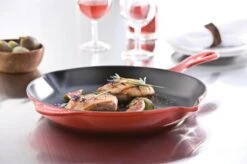 Le Creuset - Gietijzeren Ronde Skillet In Kersenrood 23cm -Keuken Accessoires Verkoop 1200x799 25