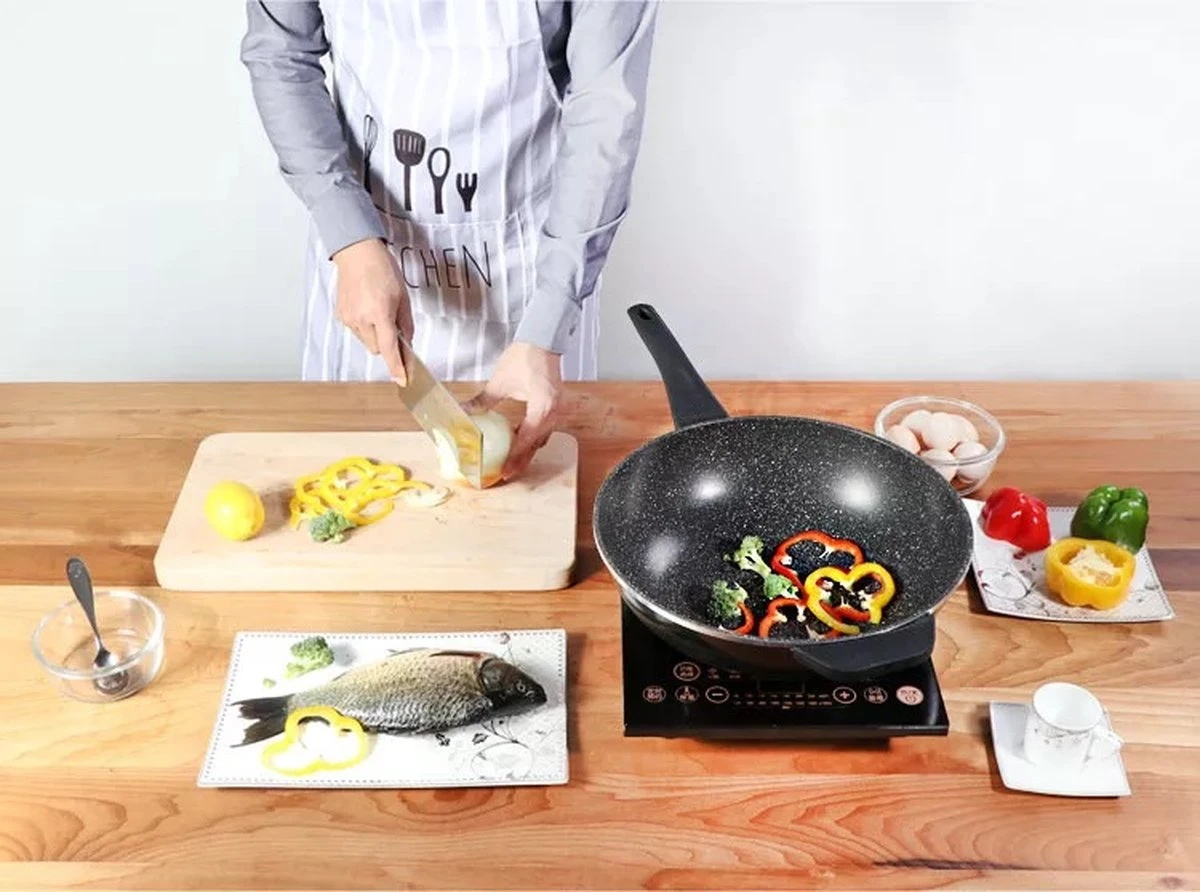 Cheffinger Wokpan Met Deksel - 32cm - Zwart - Pan - Keukenaccessoires 11 Cheffinger Wokpan Met Deksel - 32cm - Zwart - Pan - Keukenaccessoires - Afbeelding 9