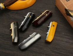 Cohiba® Sigarenaansteker - Sigarenboor - Sigaren - Sigaar - Cohiba Aansteker - Sigarenboor - Sigaren Accessoires - Sigarenknipper - Sigaar Aansteker - Cohiba - Incl. Luxe Geschenkdoos - Zwart 13 Cohiba® Sigarenaansteker - Sigarenboor - Sigaren - Sigaar - Cohiba Aansteker - Sigarenboor - Sigaren Accessoires - Sigarenknipper - Sigaar Aansteker - Cohiba - Incl. Luxe Geschenkdoos - Zwart -Keuken Accessoires Verkoop 1200x934 1
