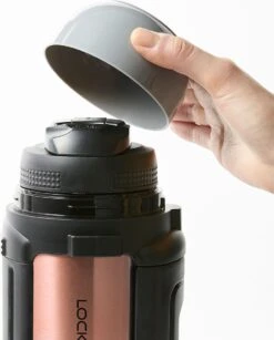 Lock&Lock Thermoskan - Isoleerkan - Thee En Koffie - Lekvrij - 1,5 Liter - RVS - Inklapbaar Handvat - Koper Roze -Keuken Accessoires Verkoop 967x1200